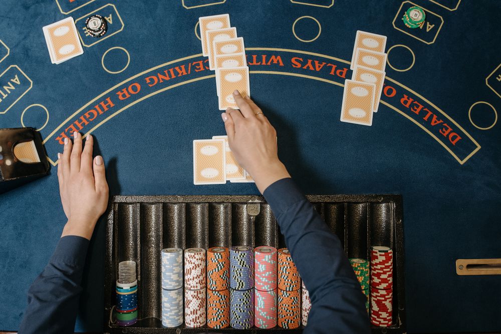 Meja blackjack dengan dealer — live casino