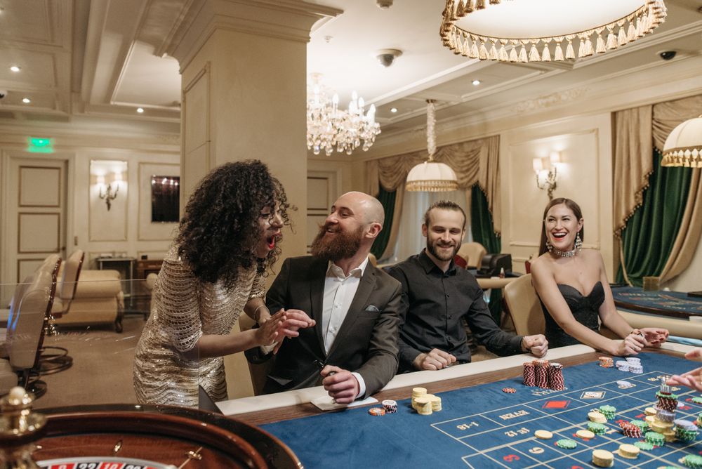 Meja poker dilihat dari atas dengan kartu dan chip — ilustrasi struktur meja