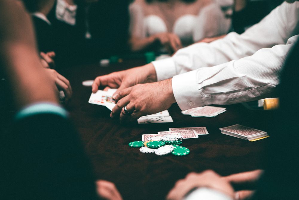 Kartu remi di meja poker