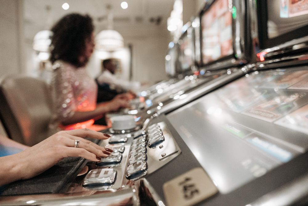 Barisan mesin slot di kasino — ilustrasi kategori permainan slot