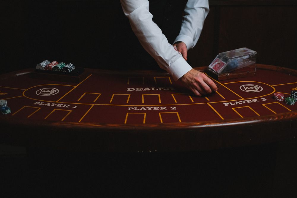 Dealer meja kasino sedang menjalankan permainan — ilustrasi standar layanan profesional